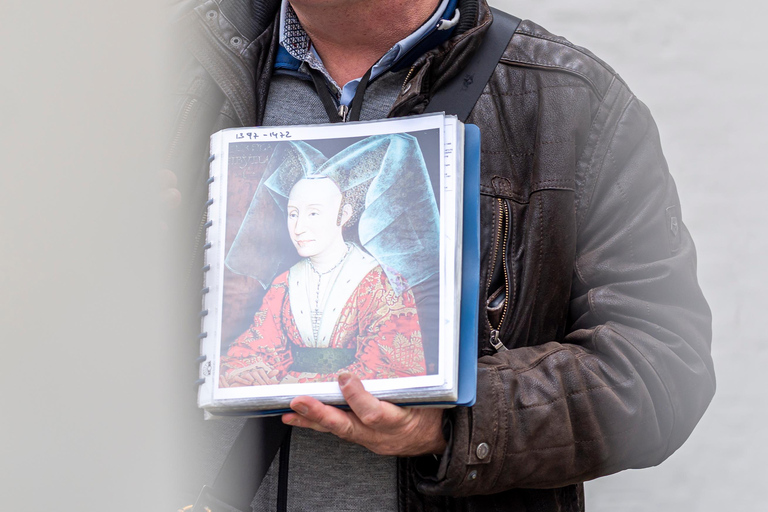 Historical walk in Bruges with local guide. Praline included