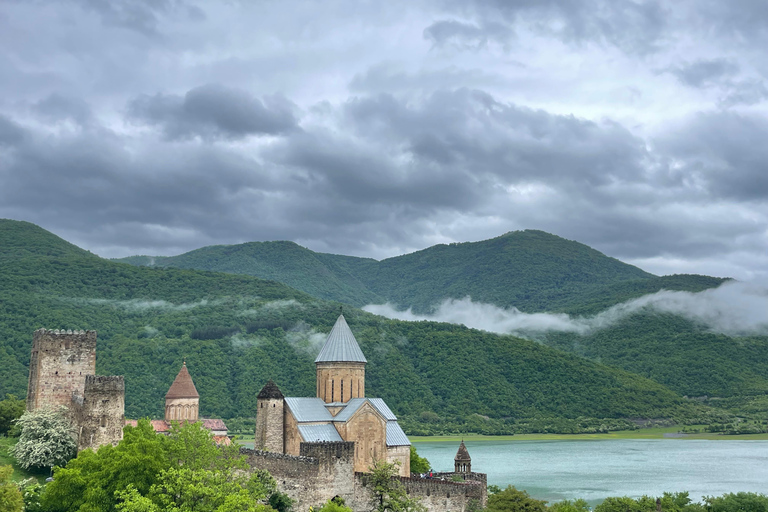 Från Tbilisi: 2-dagars äventyr till Gudauri och Kazbeg-bergen