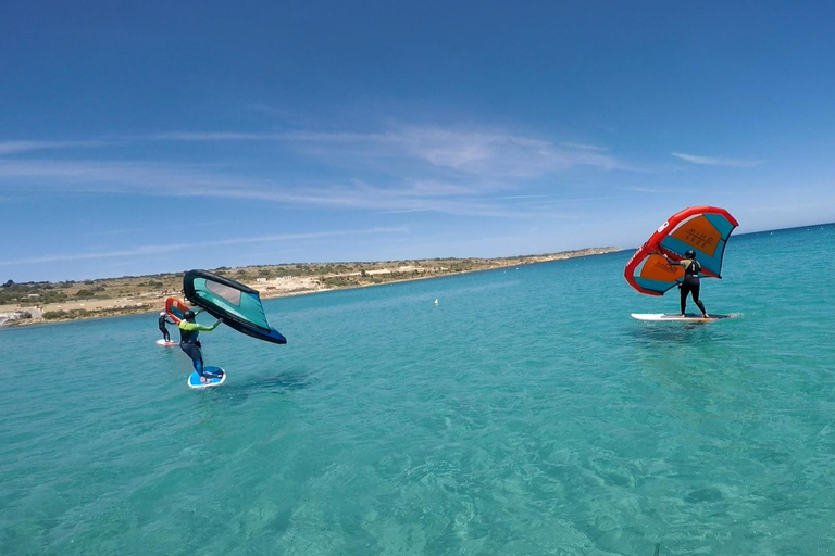 Mellieha: Introduzione al Wing Foiling (corso)Mellieha: Introduzione alla sventagliata d&#039;ala