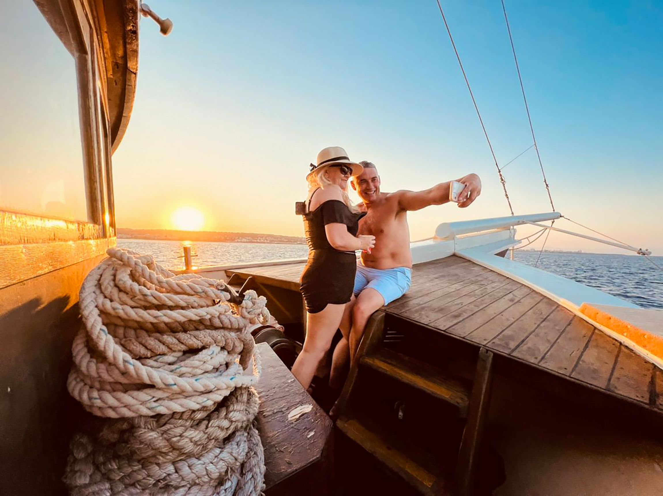 Rhodos: Bootsfahrt zum Sonnenuntergang mit Barbecue und unbegrenzten Getränken