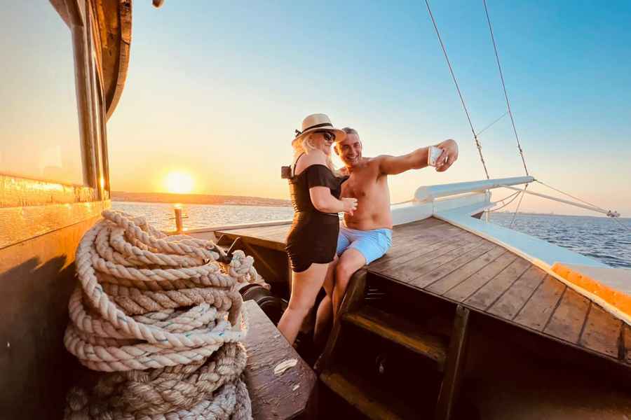 Rhodos: Bootsfahrt zum Sonnenuntergang mit Barbecue und unbegrenzten Getränken. Foto: GetYourGuide