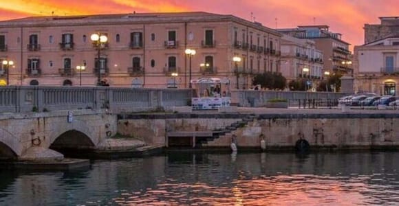 Syracuse: Night tour of the island of Ortigia by velocipede