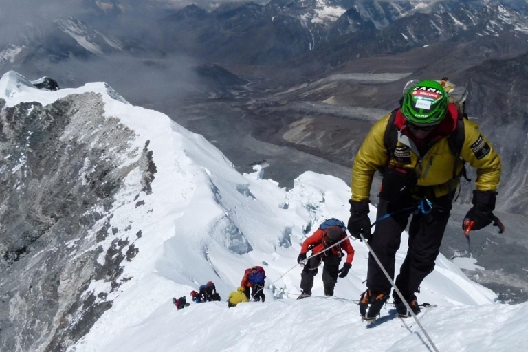 Lobuche East Peak przez bazę pod Everestem