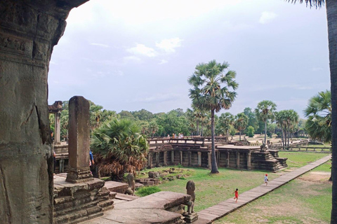 Zonsopgang bij Angkor Wat met een gedeelde groep