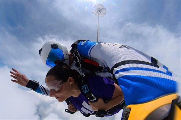From Medellin: Spectacular Skydiving