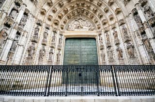 Sevilla: Tour durch den königlichen Alcázar, die Kathedrale und den Giralda-Turm