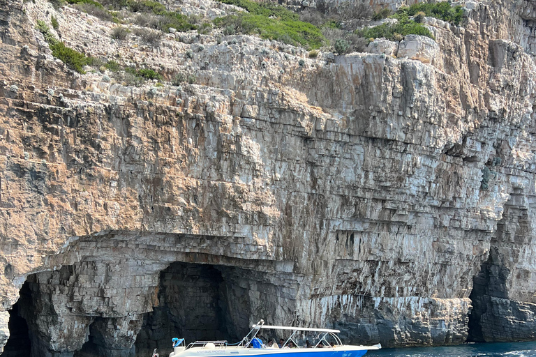 Split : Visite d&#039;une jounée des 5 îles de la Grotte Bleue avec Hvar et Vis