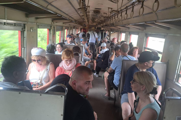 Bangkok: Maeklong Train Ride & Floating Market Boat Ride