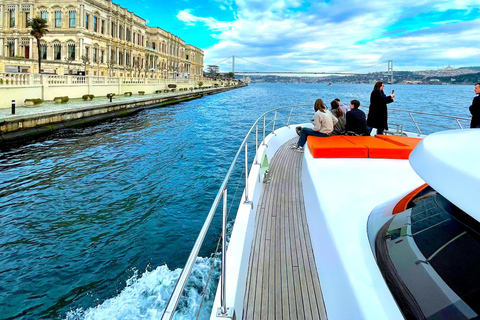 Istanbul: Crociera privata sul Bosforo con uno yacht di lusso