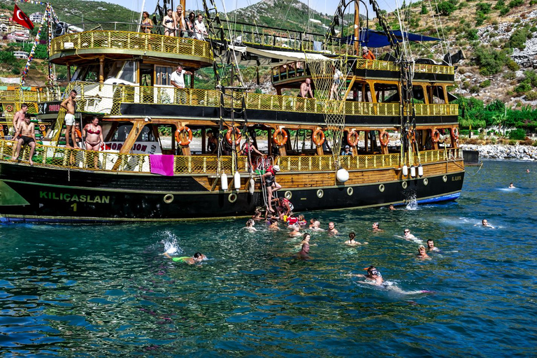 Alanya: Pirate Boat with Foam Party incl. Lunch & Drinks