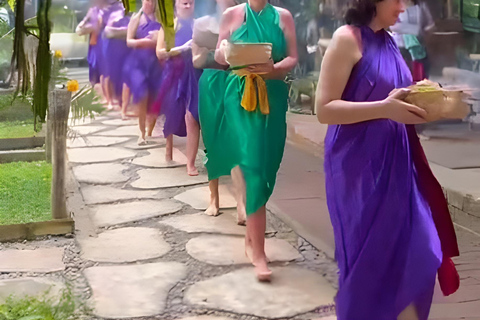 Ritual Melukat en la cascada de Taman Beji Griya