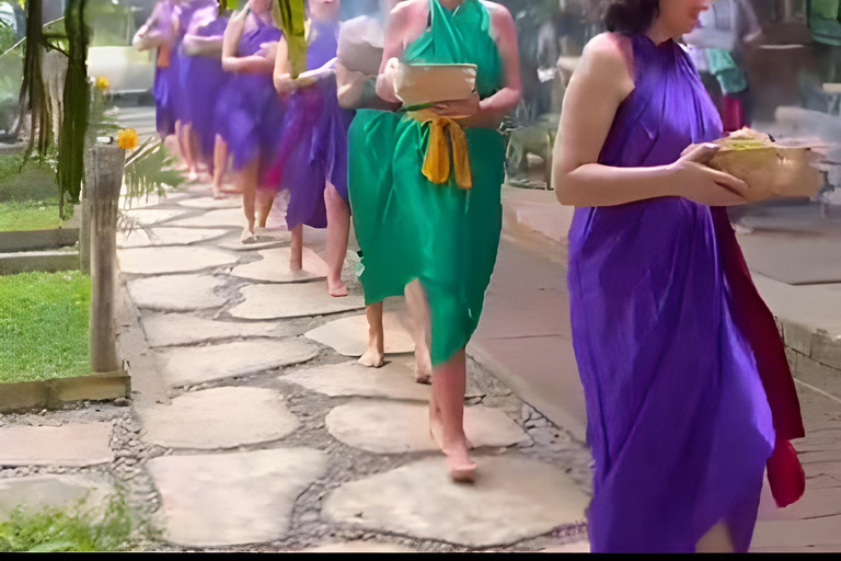 Ritual Melukat en la cascada de Taman Beji Griya