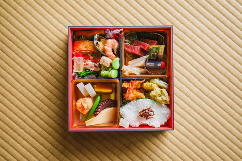 Nara: Ceremonia parzenia herbaty i przygotowywanie przyborów herbacianych przez trzepaczkę do herbaty