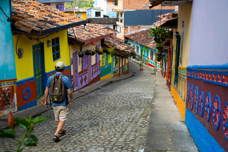 Vanuit Medellin: dagtrip Guatapé met Piedra del PeñolVerzamelen bij Parque de El Poblado