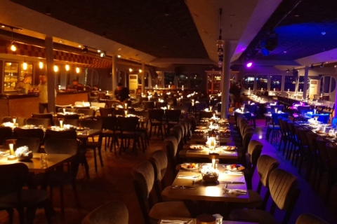 Stambuł: Nocny rejs z kolacją po Bosforze i prywatny stolikMenu standardowe z napojami alkoholowymi i miejscem spotkań