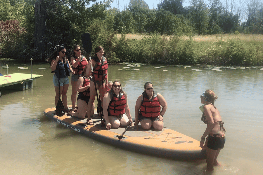 Port Clinton: Verleih von riesigen Paddleboards. Foto: GetYourGuide
