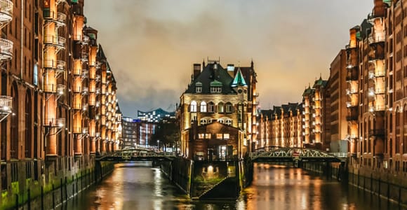 Hamburg: 1,5h Grand Harbor Evening Lights Cruise