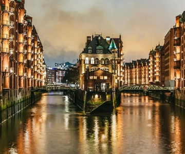 Hamburg: 1.5h Grand Harbor Evening Lights Cruise