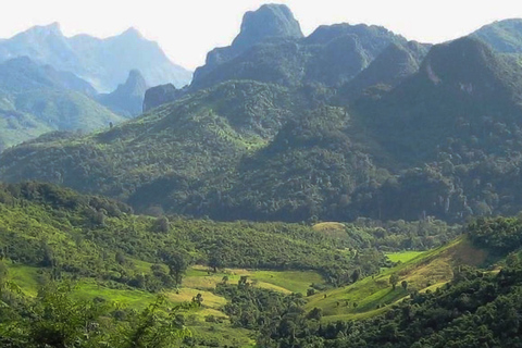 Luang Prabang: excursión de montaña y recorrido nocturno de pueblos locales