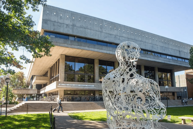 Cambridge: MIT Guided Walking Tour with Student Guide