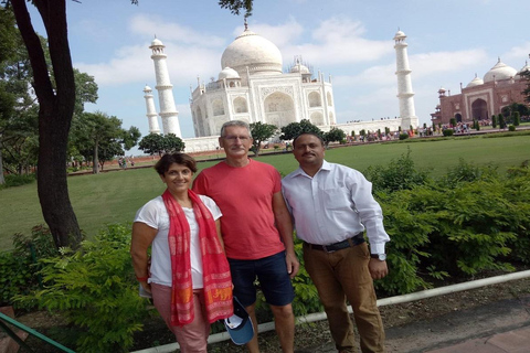 Delhi : Visite privée en voiture du Taj Mahal et du fort d'Agra au lever du soleilVisite guidée avec petit-déjeuner, déjeuner, billets d'entrée aux monuments, voiture et guide.