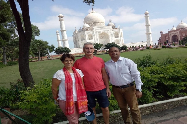 Delhi : Visite privée en voiture du Taj Mahal et du fort d'Agra au lever du soleilVisite guidée avec petit-déjeuner, déjeuner, billets d'entrée aux monuments, voiture et guide.