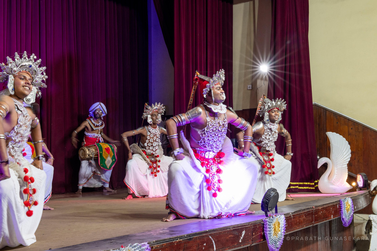 Kandy: Night Tour with Cultural Show, Buddha, & Dinner
