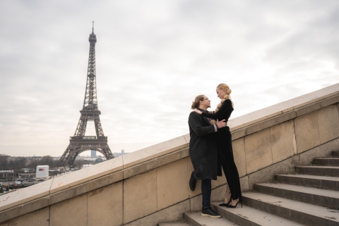 Paryż: Profesjonalna sesja zdjęciowa na wieży EifflaSesja zdjęciowa premium