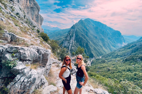 Wanderung auf den Gamti Berg und den Bovilla See von Tirana aus mit dem Land Rover