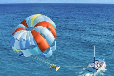 Cancun: Parasailing, Speedboat & Snorkeling Adventure