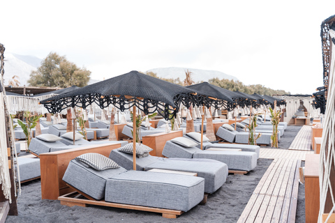 Perivol Beach: Sonnenliege-Erlebnis im FortyOne Bar RestaurantPrivate Cabana mit Handtüchern, Champagnerflasche, Obst und Sushi