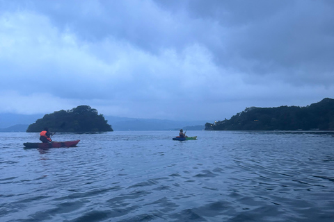 San Salvador: Wycieczka kajakowa o wschodzie słońca po jeziorze Ilopango z odbiorem
