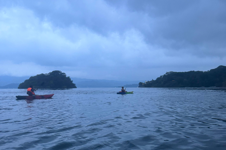 San Salvador: Wycieczka kajakowa o wschodzie słońca po jeziorze Ilopango z odbiorem