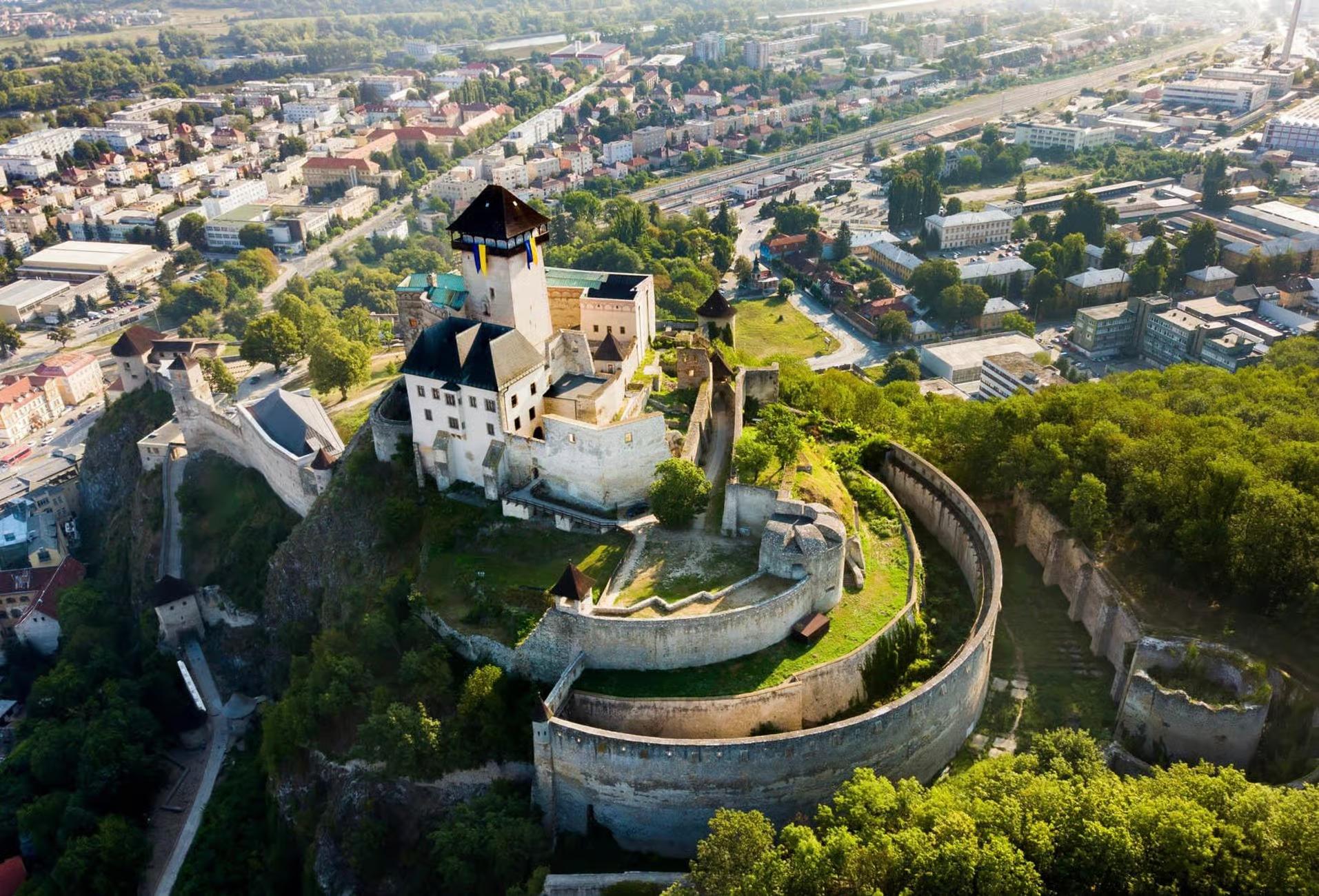 Schlösser & bemaltes Dorf ab Piešťany