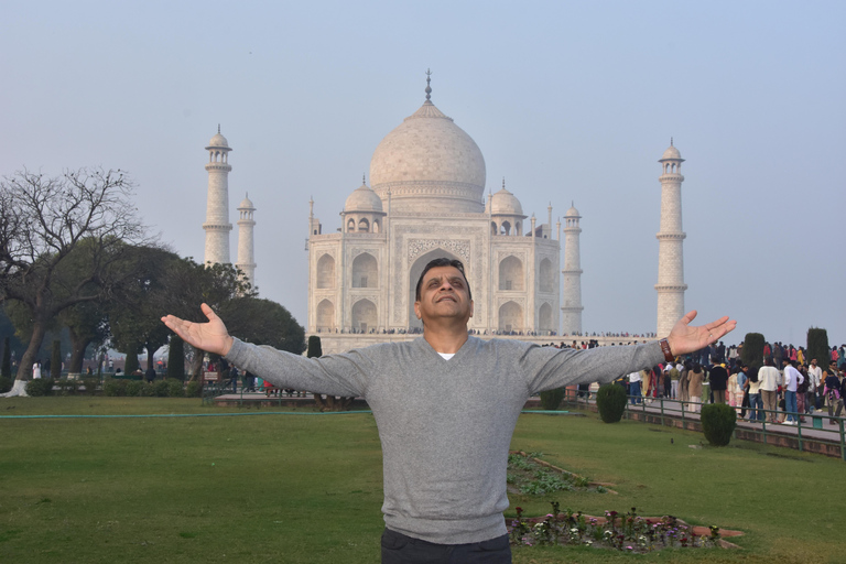Agra: Skip-the-Line Taj Mahal Guided Tour with Mausoleum Professional Tour Guide Only