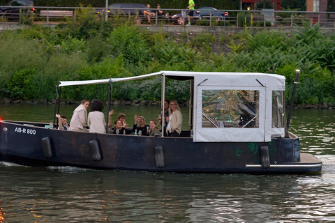 法兰克福：私人游船之旅，欣赏天际线美景，最多可容纳18人。法兰克福：私人游船之旅，可欣赏天际线美景，最多可容纳18位客人。