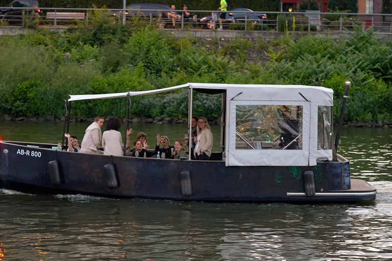 法兰克福：私人游船之旅，欣赏天际线美景，最多可容纳18人。法兰克福：私人游船之旅，可欣赏天际线美景，最多可容纳18位客人。