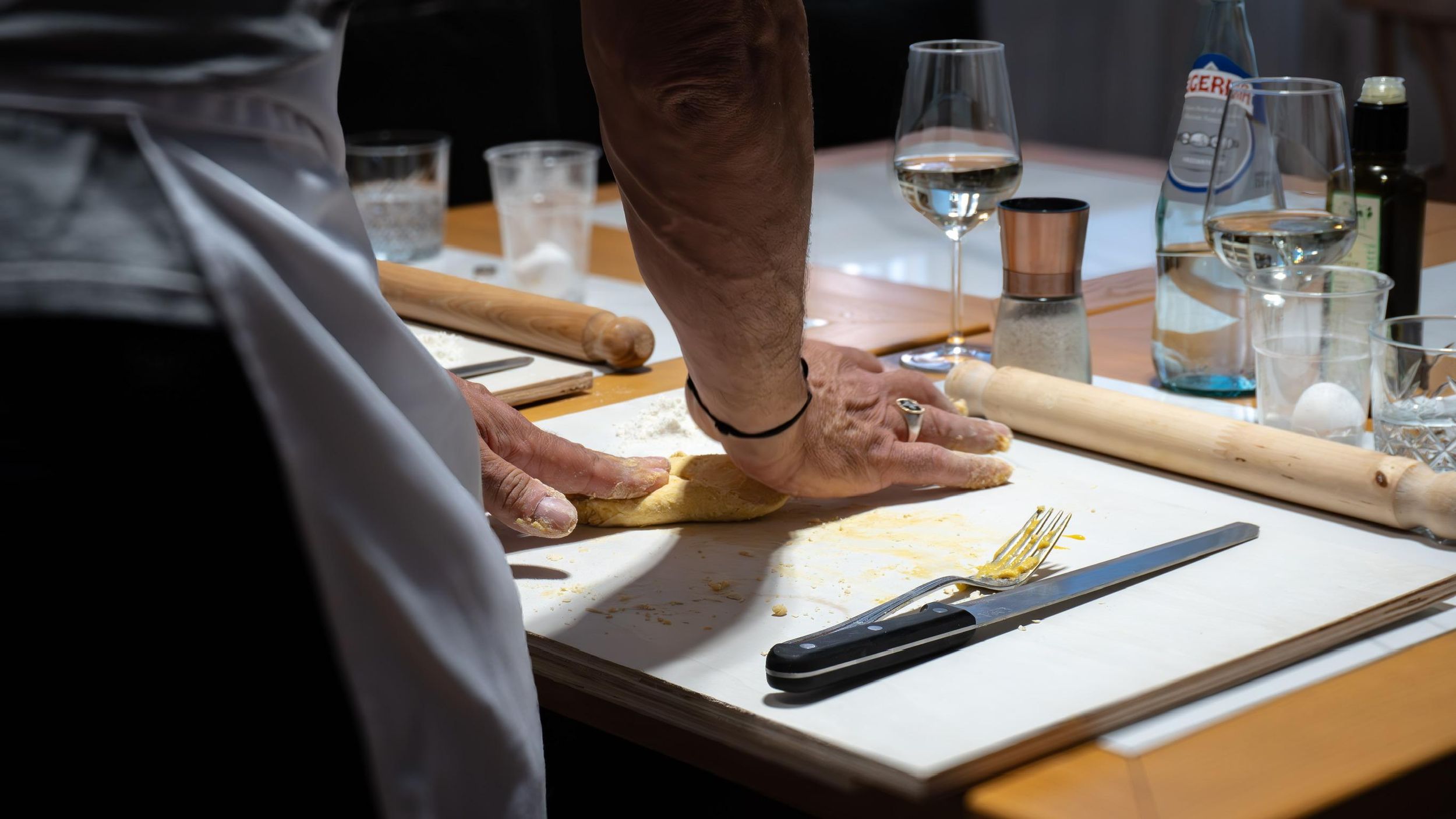 Clase privada de pizza y tiramisú con barra libre de vino