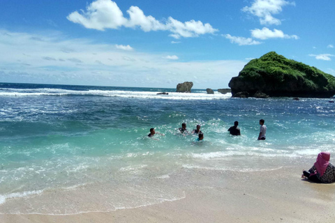 Yogyakarta: Timang Beach & Sadranan Snorkeling Day Trip