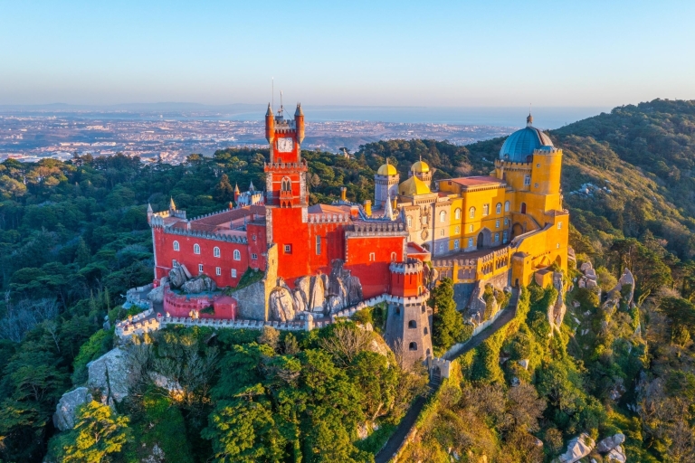 Depuis Lisbonne : Excursion d'une journée au Palais de Pena, à Sintra et à CascaisDécouvrez les incroyables palais de Sintra et Cascais au bord de l'océan