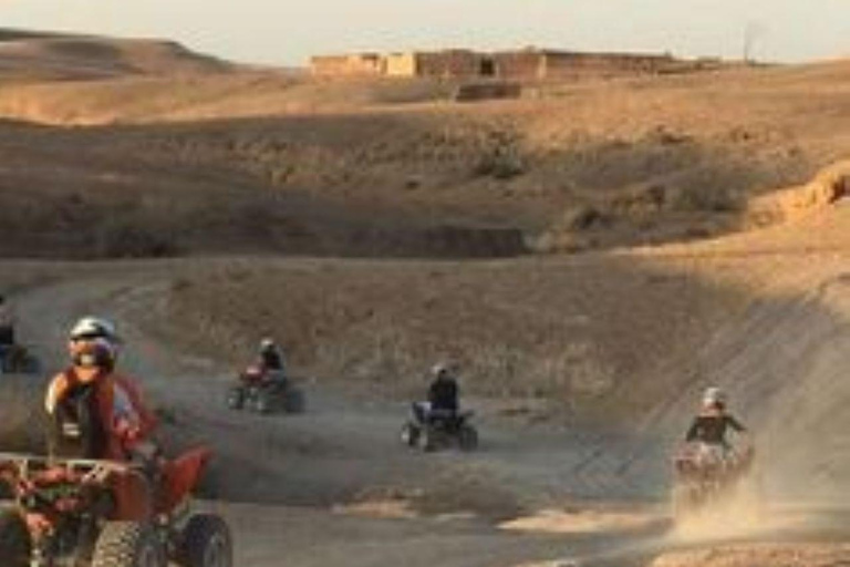 Marrakech: Quad nel deserto di Agafay con cena-spettacolo