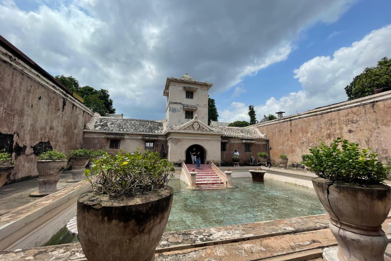 Yogyakarta: Sultan Palace and Water castle Guided Tour Water castle Guided Tour