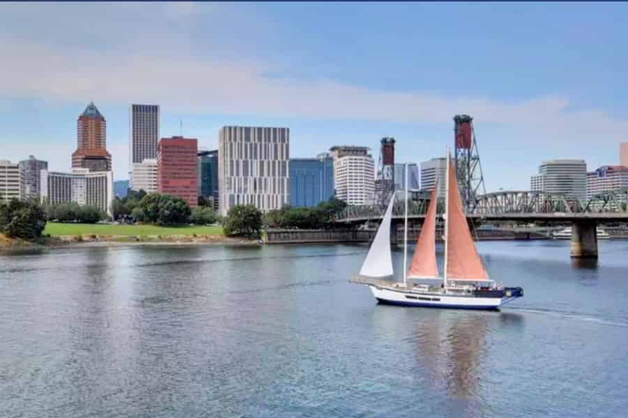 Portland: City-Lights-Bootsfahrt mit dem Segelschiff. Foto: GetYourGuide