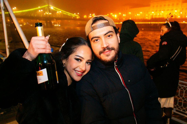 Budapest: New Year Boat Party Cruises with Unlimited DrinksSip &amp; Sail New Year&#039;s Day Premium Package