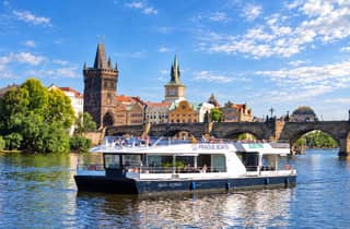 Prag: 50-minütige Sightseeing-Bootsfahrt mit einem Elektro-Katamaran