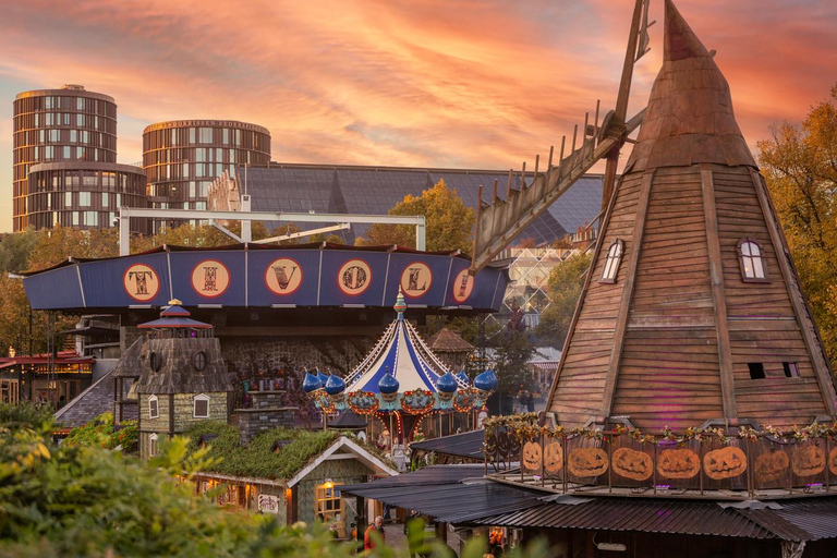 Köpenhamn: Halloween på Tivoli – inträde och åkatturHalloween på vardagar: Inträdesbiljett med obegränsade åkattraktioner