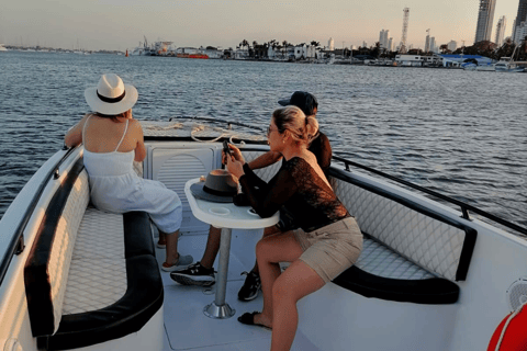 Partyboot in der Bucht von Cartagena und den wunderschönen Sonnenuntergang erleben