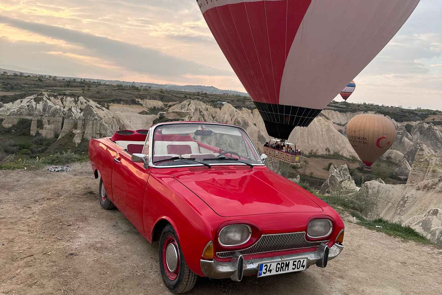 卡帕多奇亚:热气球观景与经典车之旅