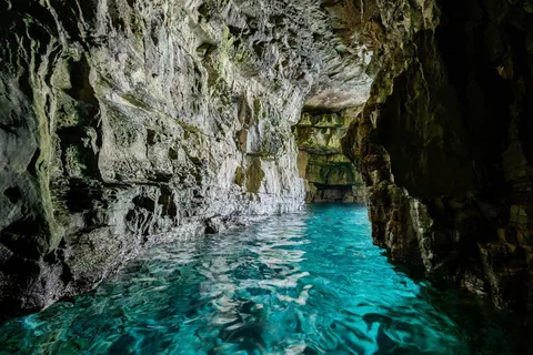 De Fazana : Grottes marines, île cachée, falaises et plus encore...
