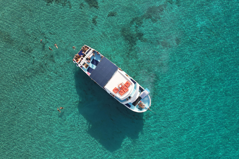 Desde Pafos: Crucero al Atardecer por la Laguna Azul con baño, barbacoa y vino